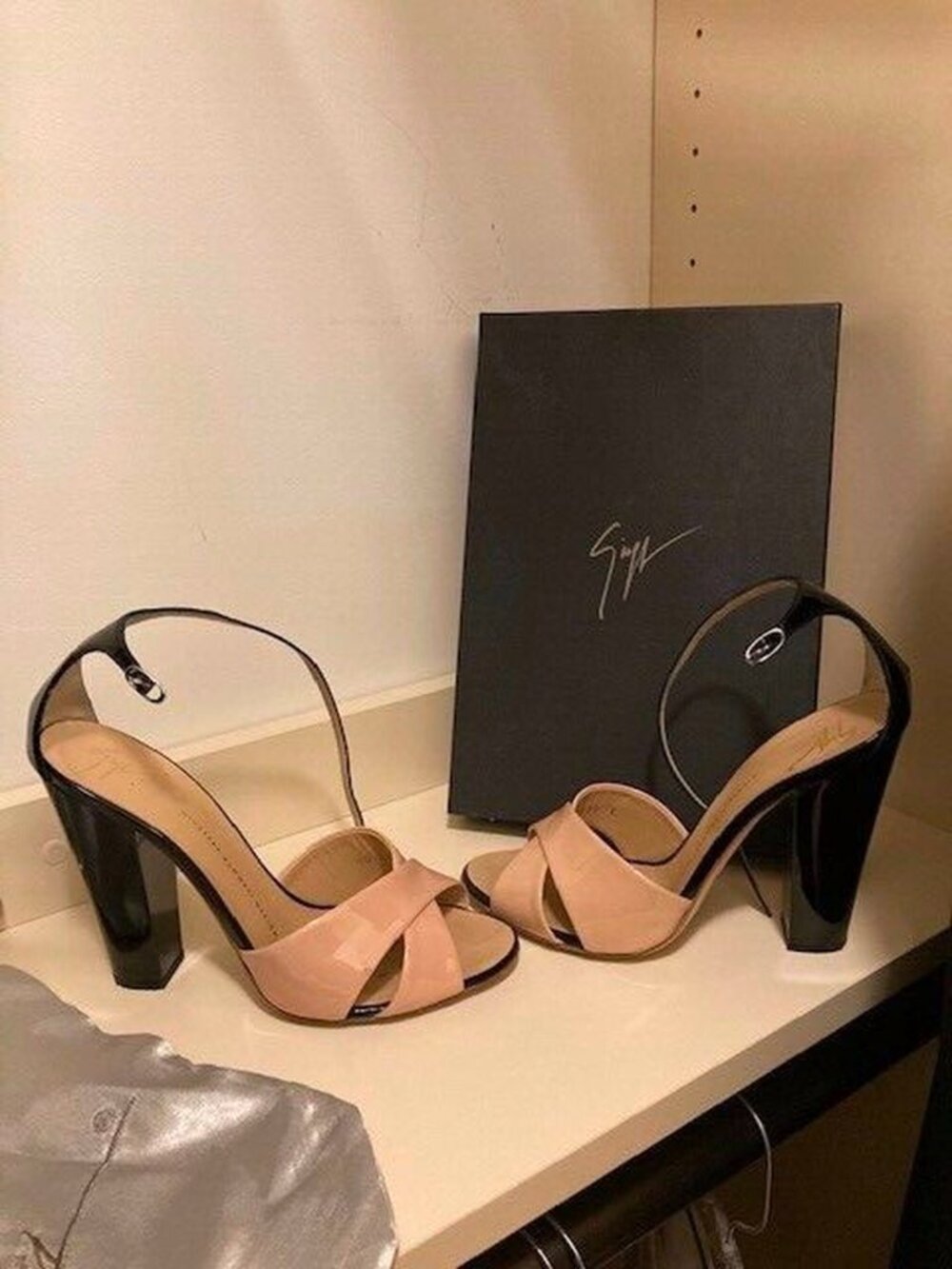 Giuseppe ZANOTTI open-toe beige/black ankle strap shoes - Picture 4 of 8